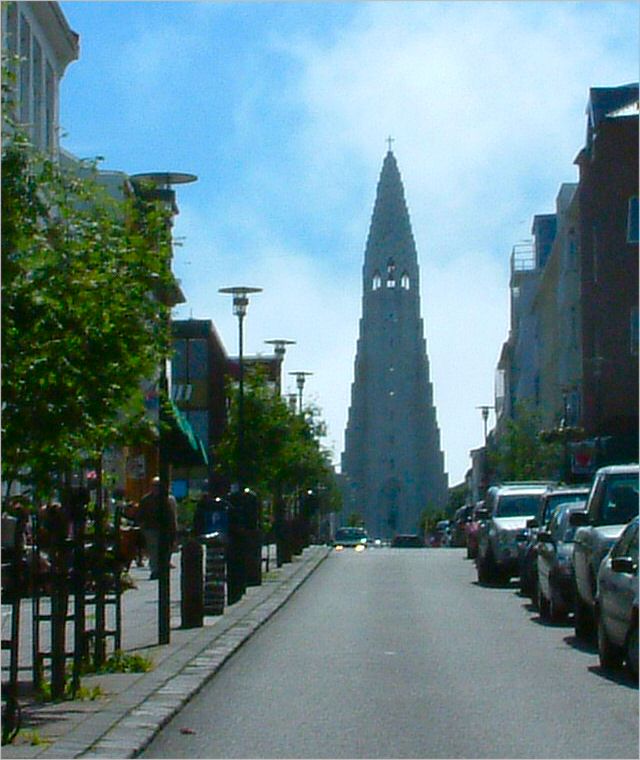 Reykjavik: Hallgrimskirkja from Skoiavordustigur