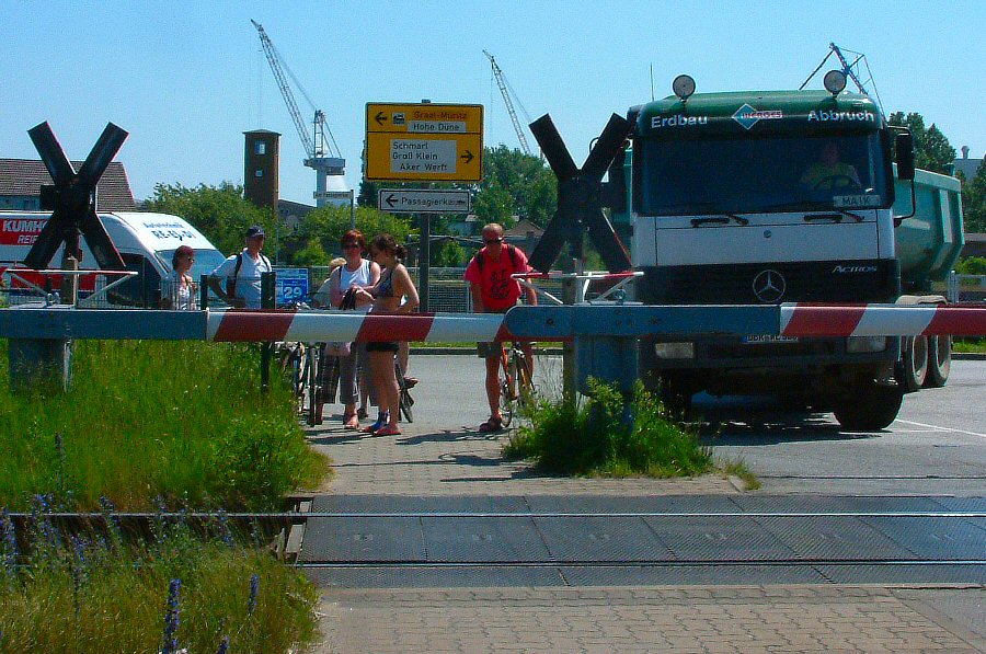 Warnem�nde: Level Crossing