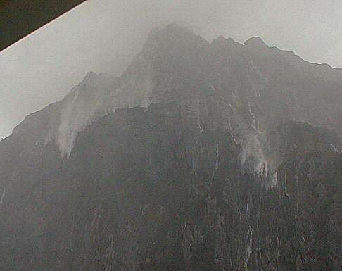 Milford Sound: Water flowing uphill